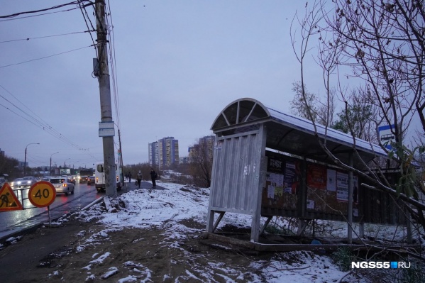 Старый павильон из профнастила вывезут Старый павильон из профнастила вывезут