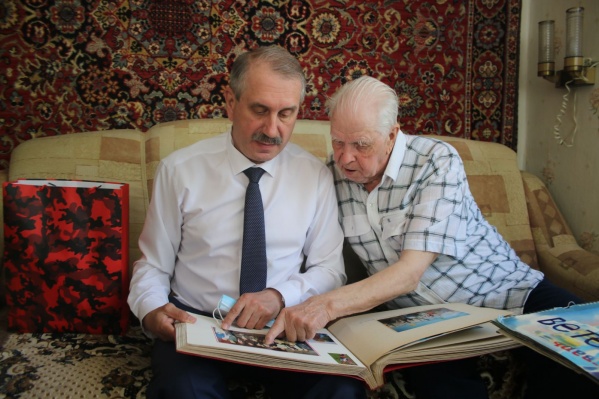 Иван Олюнин (справа) награжден шестью медалями, в том числе «За Победу над Германией в Великой Отечественной войне 1941–1945 годов» и «За доблестный труд в ВОВ» Иван Олюнин (справа) награжден шестью медалями, в том числе «За Победу над Германией в Великой Отечественной войне 1941–1945 годов» и «За доблестный труд в ВОВ»