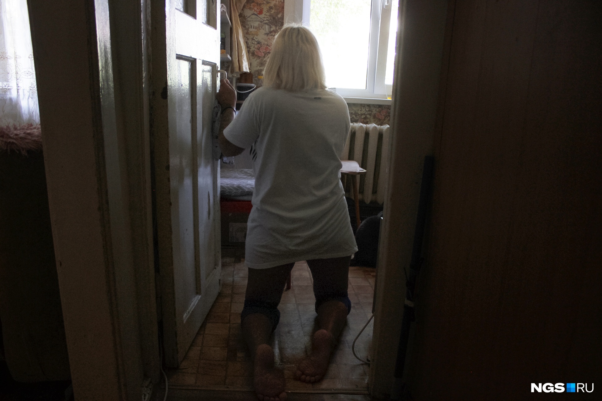 Так Анжелика передвигается по дому — ноги женщина не чувствует до сих пор Так Анжелика передвигается по дому — ноги женщина не чувствует до сих пор 