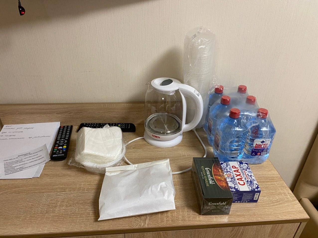 В каждой комнате есть чайник и вода, а обеды оставляют под дверью В каждой комнате есть чайник и вода, а обеды оставляют под дверью