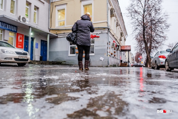 Пешеходная дорожка не была посыпана песком Пешеходная дорожка не была посыпана песком