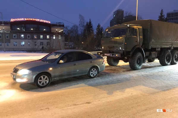 Многотонный КАМАЗ врезался в легковушку, стоящую на светофоре Многотонный КАМАЗ врезался в легковушку, стоящую на светофоре