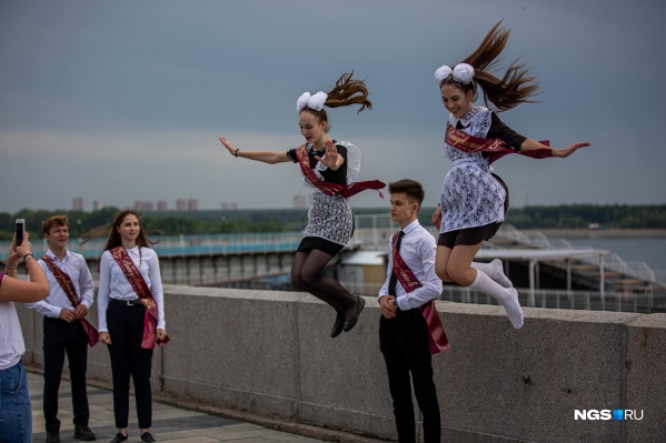 Счастливые выпускники фотографируются на набережной. И чего только не придумаешь ради фото Счастливые выпускники фотографируются на набережной. И чего только не придумаешь ради фото