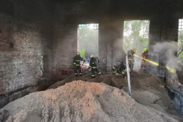 Во время недавнего возгорания пожарные забросали фосфор песком и залили водой Во время недавнего возгорания пожарные забросали фосфор песком и залили водой