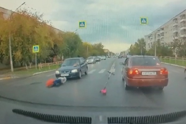 От удара автомобиля пешеходов подбросило в воздух, а затем они упали на дорогу От удара автомобиля пешеходов подбросило в воздух, а затем они упали на дорогу