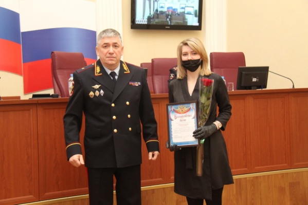За мужество и помощь в поимке подозреваемого грамотой Елену Кривополенову, а также ее коллегу Юлию Опарину наградил генерал-майор Александр Прядко За мужество и помощь в поимке подозреваемого грамотой Елену Кривополенову, а также ее коллегу Юлию Опарину наградил генерал-майор Александр Прядко