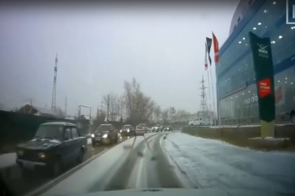 «Двенадцатая» проехала прямо и врезалась в стоявший в пробке автомобиль «Двенадцатая» проехала прямо и врезалась в стоявший в пробке автомобиль