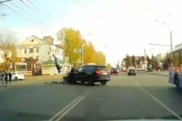 Мотоциклист от удара перевернулся в воздухе Мотоциклист от удара перевернулся в воздухе