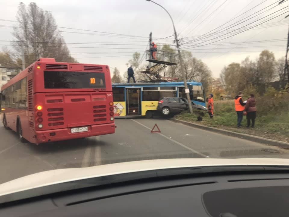 «Дурной перекрёсток»: в Брагино трамвай впечатал машину в столб