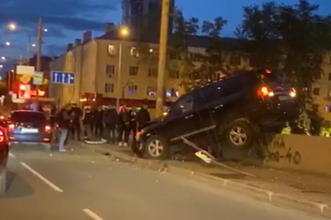 Вокруг собралась толпа людей Вокруг собралась толпа людей