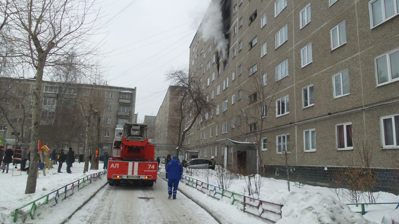 Пламя охватило два этажа: в девятиэтажке в Пионерском поселке сгорела квартира
