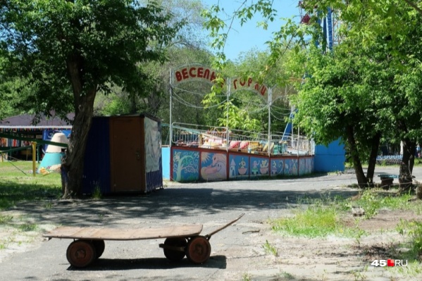 Зону аттракционов в ЦПКиО планируется огородить декоративным забором Зону аттракционов в ЦПКиО планируется огородить декоративным забором