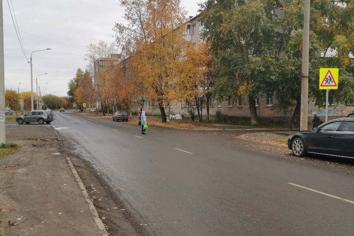 Несмотря на то, что на этом участке за последнее время случилось два ДТП, и в одном из них погибла пенсионерка, люди продолжают переходить здесь дорогу Несмотря на то, что на этом участке за последнее время случилось два ДТП, и в одном из них погибла пенсионерка, люди продолжают переходить здесь дорогу