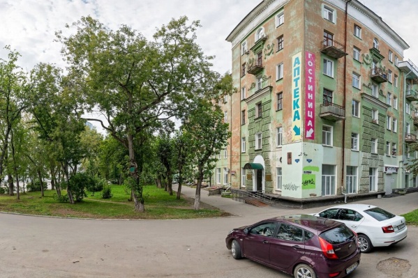 Гостиница находится в подвале по указателю Гостиница находится в подвале по указателю