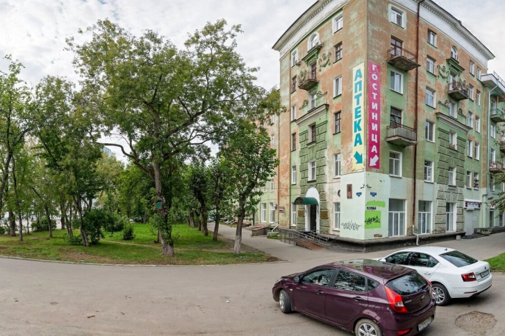 Гостиница находится в подвале по указателю Гостиница находится в подвале по указателю