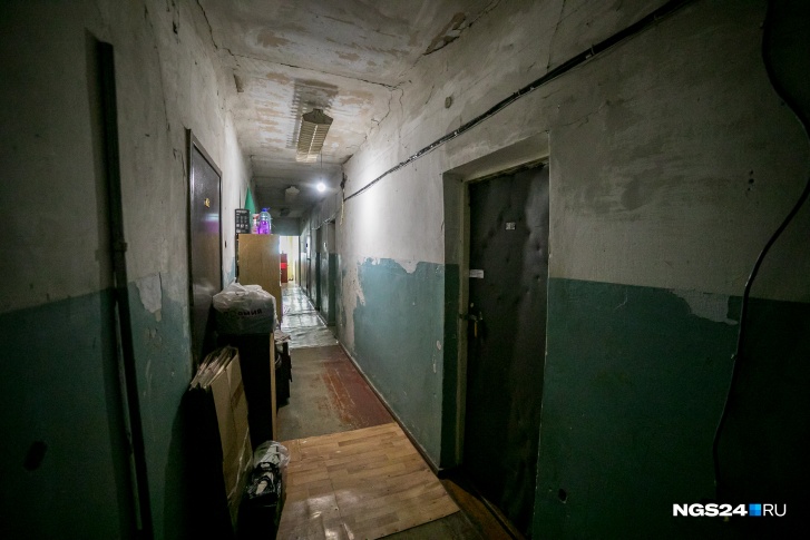 В доме по Учумской — 24 квартиры, на Туруханской — 10. Срок сноса обоих домов по программе переселения из ветхого жилья — до 2035 года В доме по Учумской — 24 квартиры, на Туруханской — 10. Срок сноса обоих домов по программе переселения из ветхого жилья — до 2035 года