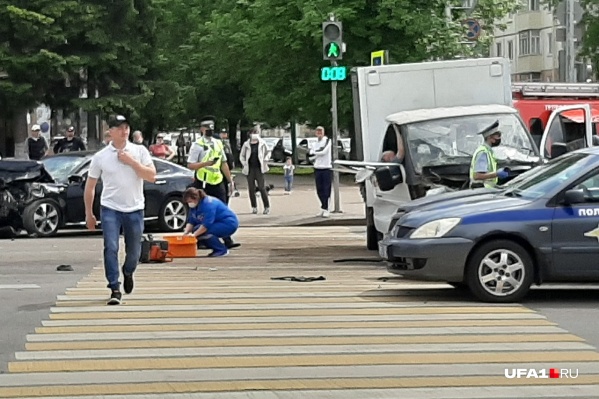 В фургоне оказался зажатым водитель В фургоне оказался зажатым водитель 