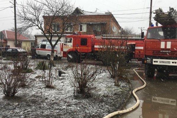 На место ЧП приехали спецмашины — спасатели пытаются справиться с последствиями взрыва На место ЧП приехали спецмашины — спасатели пытаются справиться с последствиями взрыва