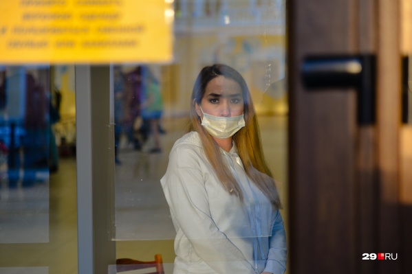 Если кто-то не знает, как правильно носить маску, это не убережёт его от беседы с полицией, а может, и штрафа Если кто-то не знает, как правильно носить маску, это не убережёт его от беседы с полицией, а может, и штрафа