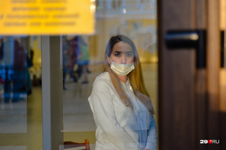 Если кто-то не знает, как правильно носить маску, это не убережёт его от беседы с полицией, а может, и штрафа Если кто-то не знает, как правильно носить маску, это не убережёт его от беседы с полицией, а может, и штрафа