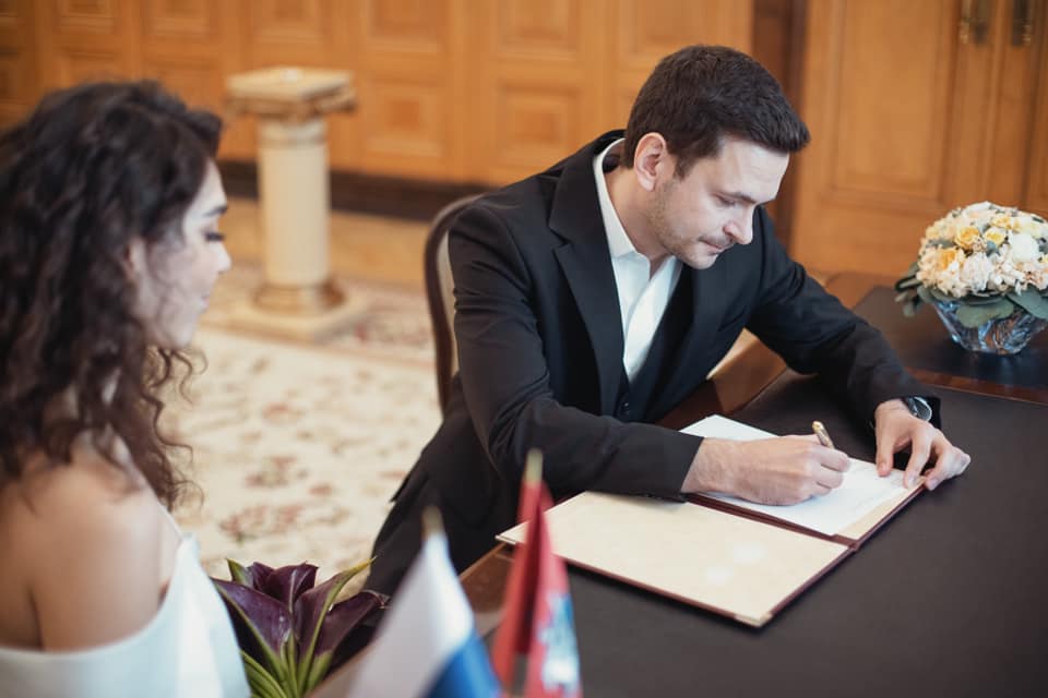 Молодые расписались в ЗАГСе Молодые расписались в ЗАГСе