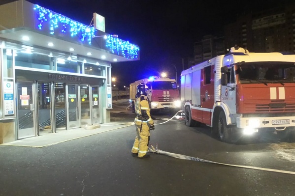 6 пожарных машин съехались к станции метро 6 пожарных машин съехались к станции метро