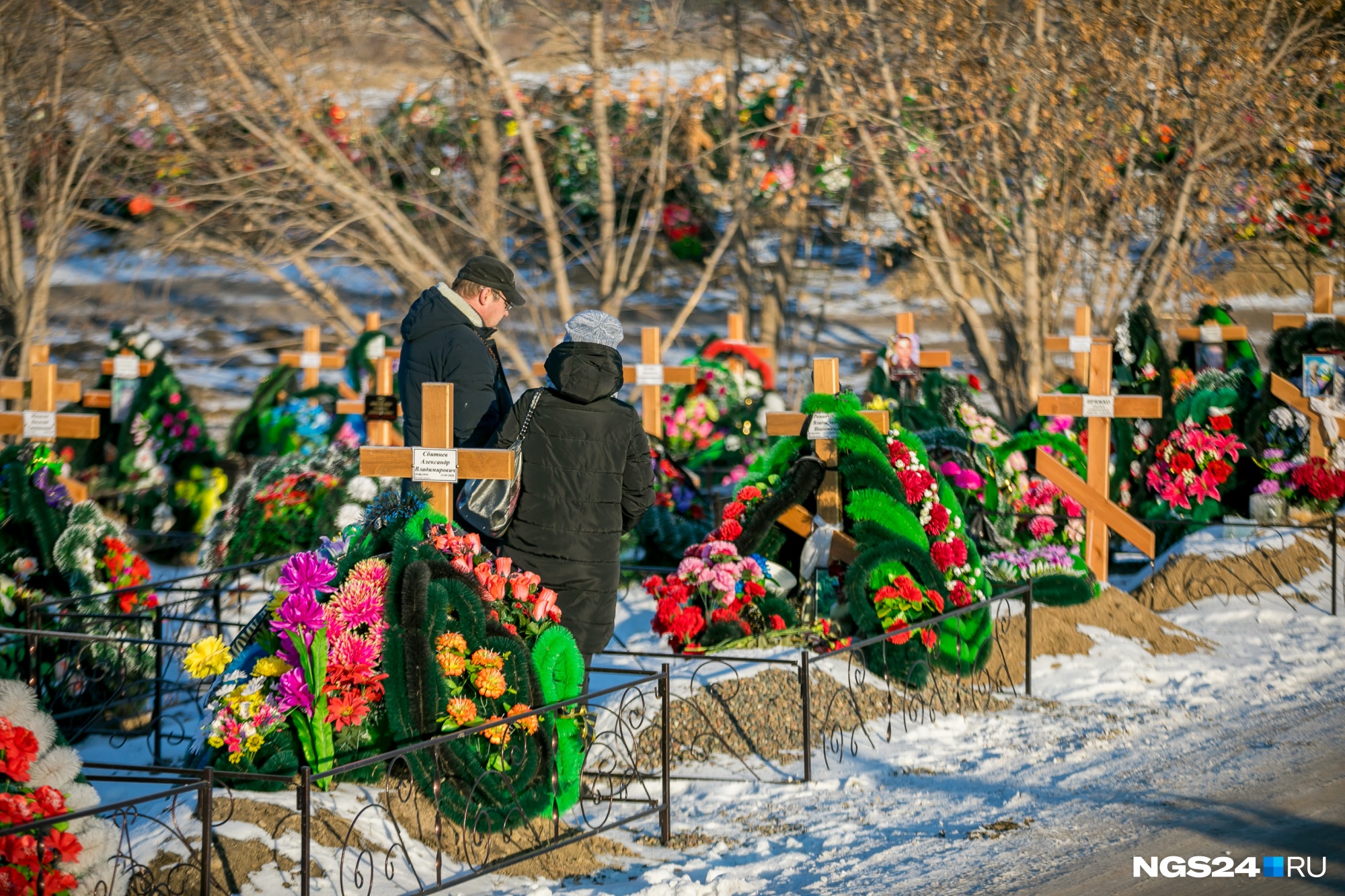 Кладбище красноярска найти могилу. Кладбище Бадалык. Кладбище Бадалык в Красноярске. Бадалыкское кладбище Красноярск аллея славы. Зыковское кладбище Красноярск.