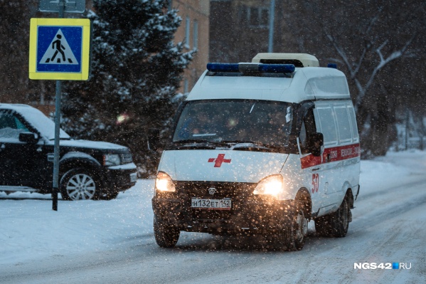 Мужчина с напарником выполняли наряд на установку оборудования Мужчина с напарником выполняли наряд на установку оборудования