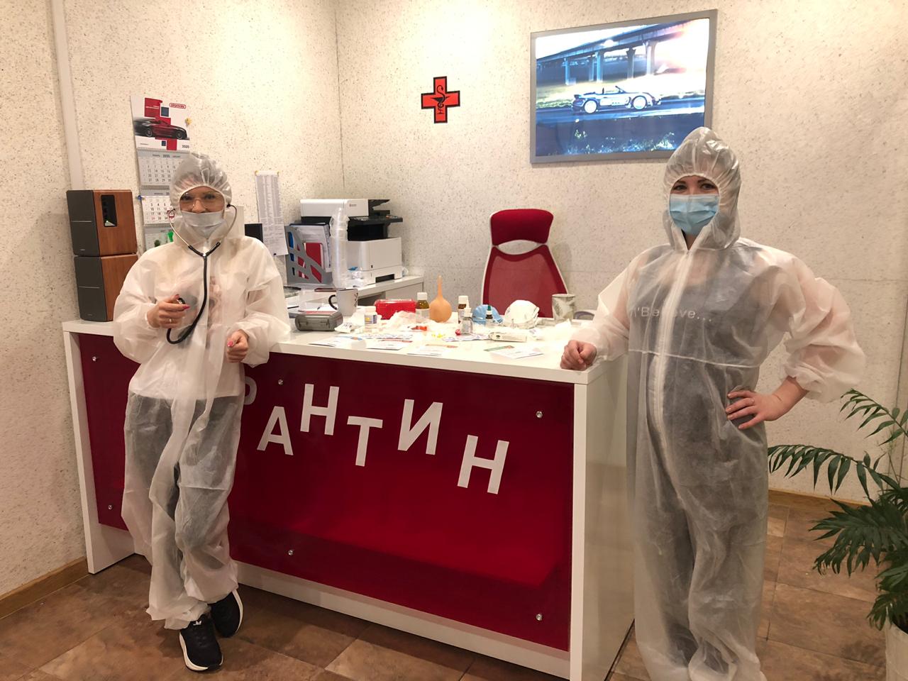 В ГК «Фаворит» не обошли тему коронавируса. Мужчин встретили в медицинских костюмах, а вместо поздравления провели осмотр В ГК «Фаворит» не обошли тему коронавируса. Мужчин встретили в медицинских костюмах, а вместо поздравления провели осмотр