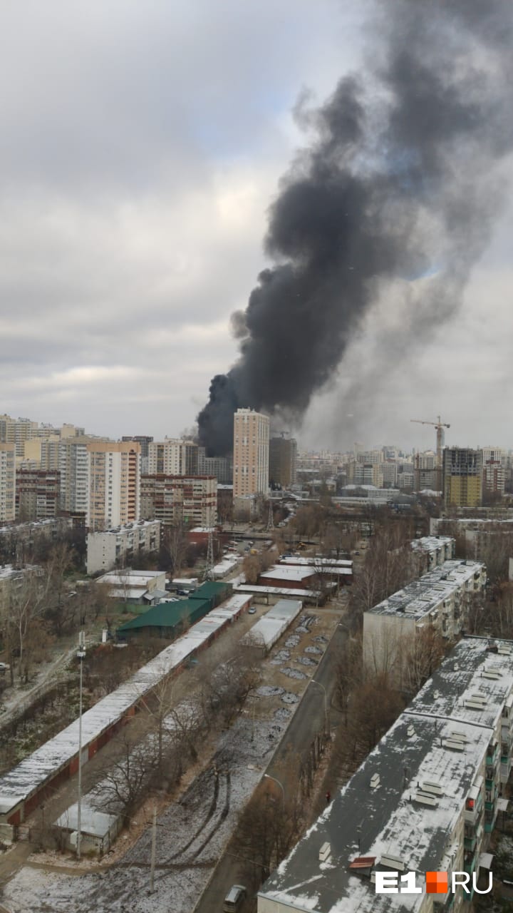 Где пожар в екатеринбурге сейчас. Екатеринбург пожар на Щорса. Пожар на улице Щорса в Екатеринбурге. Пожар в Екатеринбурге сентябрь 2022. Пожар на улице Волгоградская в Екатеринбурге.