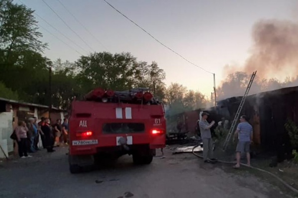 В пожаре пострадали также гаражи и автомобиль В пожаре пострадали также гаражи и автомобиль