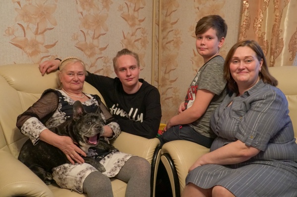 Нина Хороших со своим питомцем, дочерью и внуками Нина Хороших со своим питомцем, дочерью и внуками