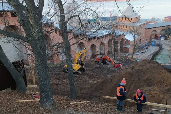 Активисты пока не выяснили, кто дал разрешение на проведение работ на территории кремля Активисты пока не выяснили, кто дал разрешение на проведение работ на территории кремля