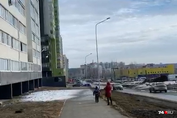 На небезопасную чистку крыши пожаловались прохожие На небезопасную чистку крыши пожаловались прохожие