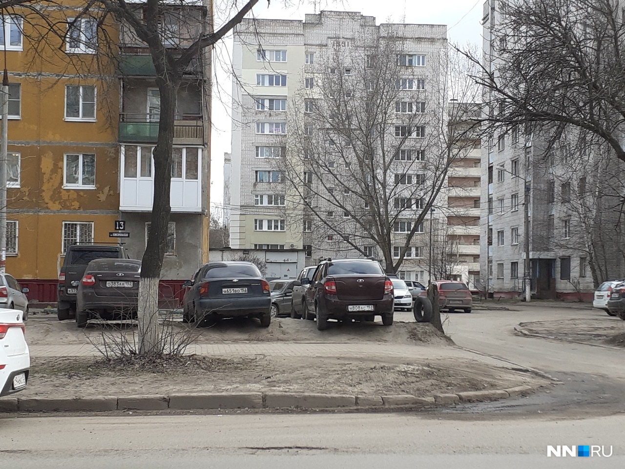 Улица Челюскинцев на Автозаводе. Место, где точно не вырастит трава Улица Челюскинцев на Автозаводе. Место, где точно не вырастит трава