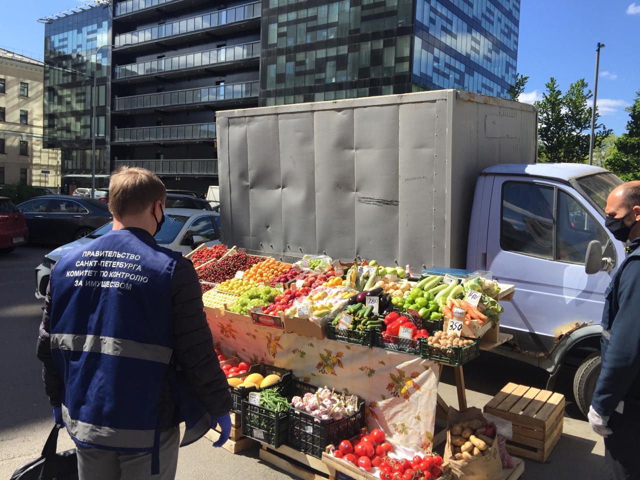 Уличный продавец овощи фрукты