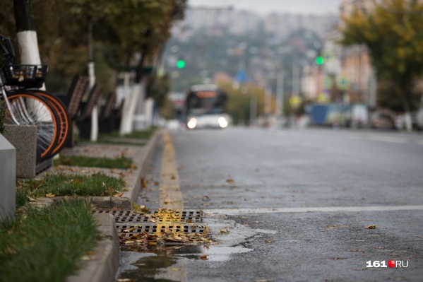 На некоторых улицах вода остается на проезжей части из-за плохого водоотведения На некоторых улицах вода остается на проезжей части из-за плохого водоотведения