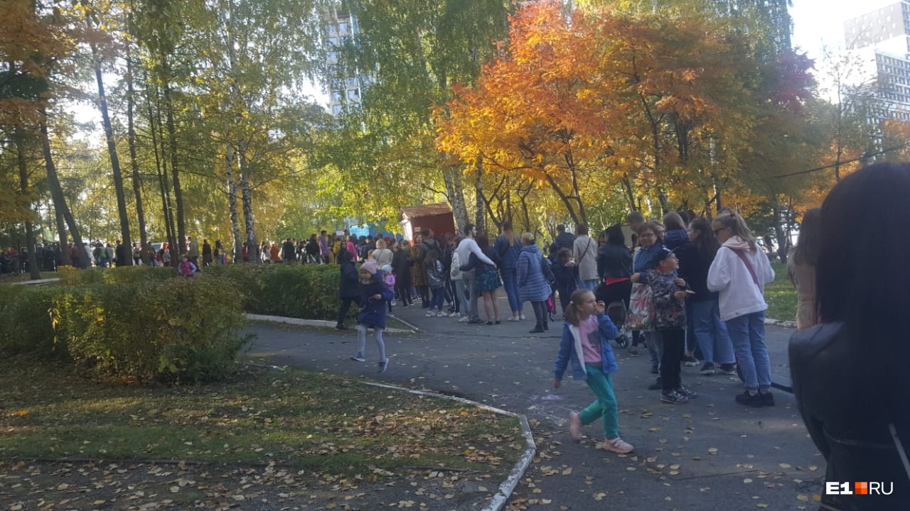 Обозрение новости. Колесо обозрения в Екатеринбурге парк Маяковского. Парк Маяковского Екатеринбург осень. Парк Маяковского осенью. Парк Маяковского Екатеринбург вальс.