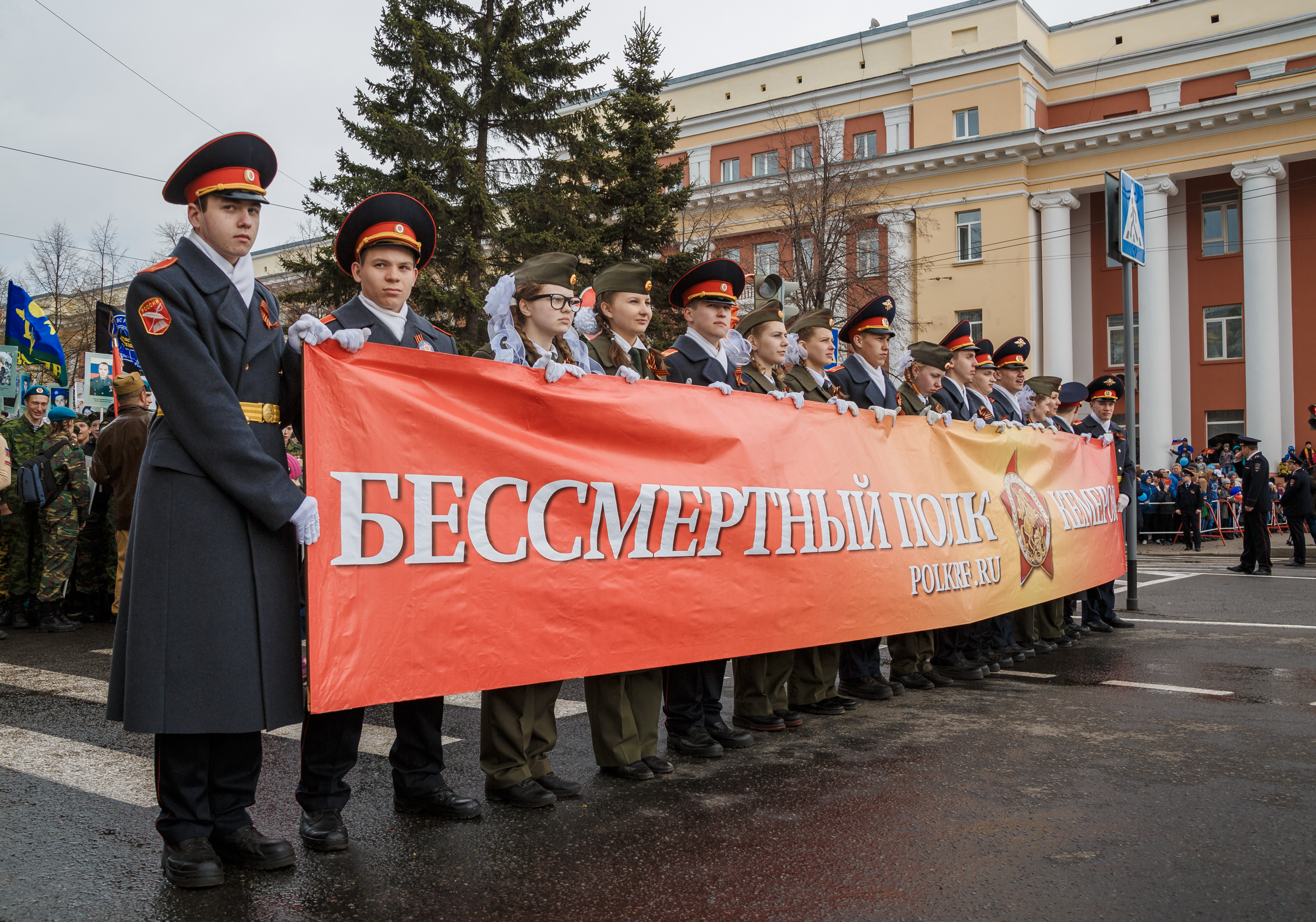 Пройдут бессмертным полком. Бессмертный полк Кузбасс. Бессмертный полк Кемерово. Акция Бессмертный полк в Кемерово. Парад 9 мая Кемерово.