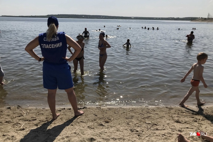 Официально купальный сезон не объявлен из-за коронавируса. Спасатели работают, а пляжи — «нет»