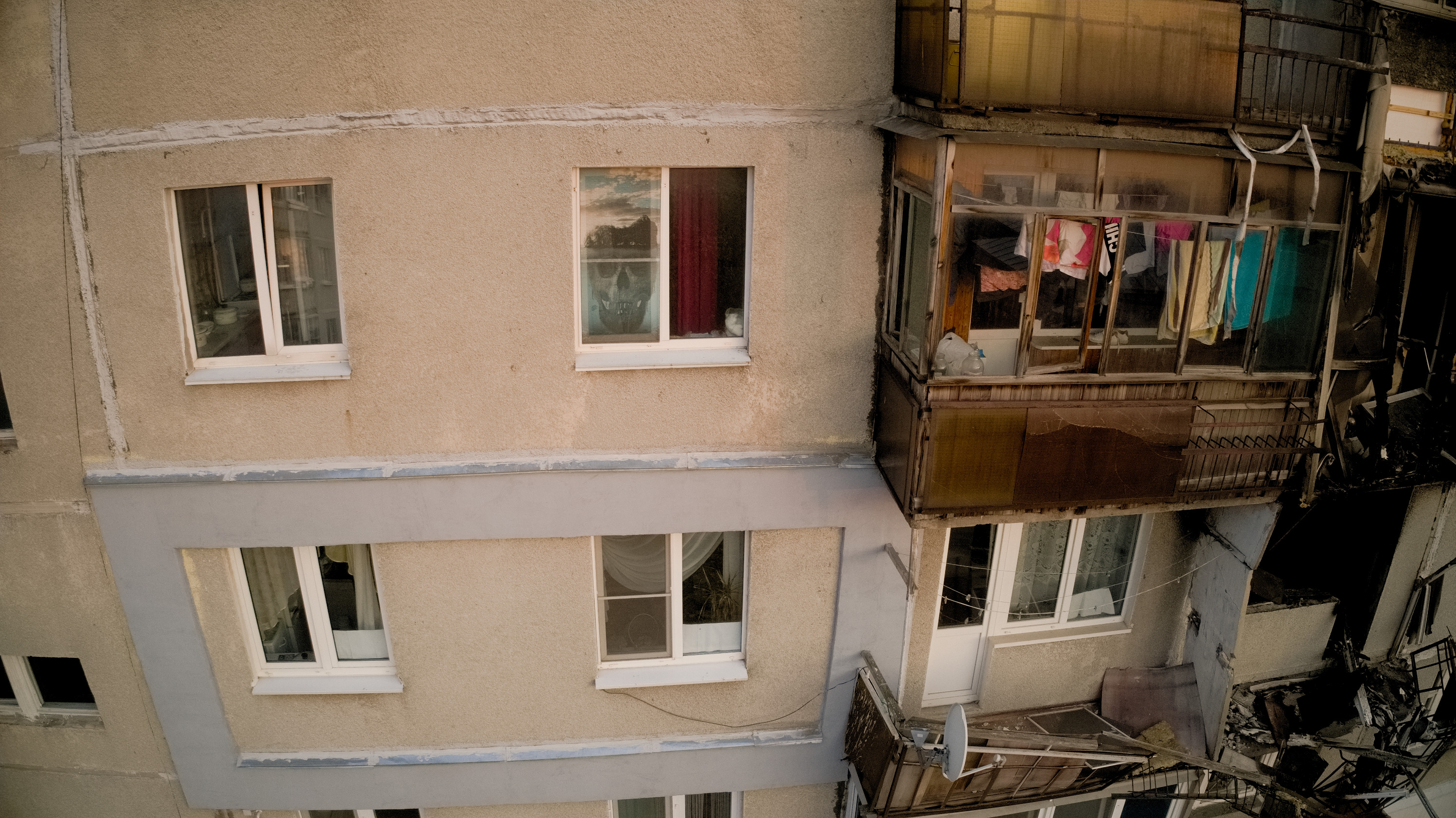 Многие не успели окончательно забрать свои вещи — в некоторых окнах еще можно увидеть мебель и кухонную утварь, словно хозяева не съехали отсюда, а просто ушли по делам Многие не успели окончательно забрать свои вещи — в некоторых окнах еще можно увидеть мебель и кухонную утварь, словно хозяева не съехали отсюда, а просто ушли по делам