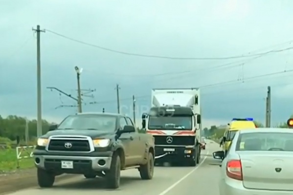 Фура не могла выехать с Лобановского переезда Фура не могла выехать с Лобановского переезда