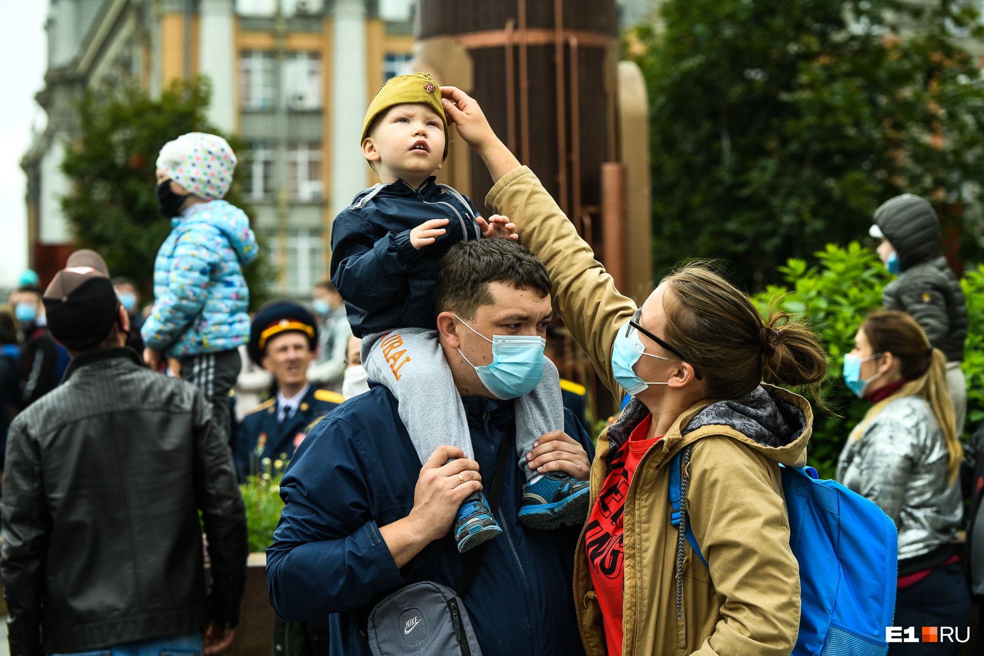Ищите себя на фото: как екатеринбуржцы смотрели парад Победы
