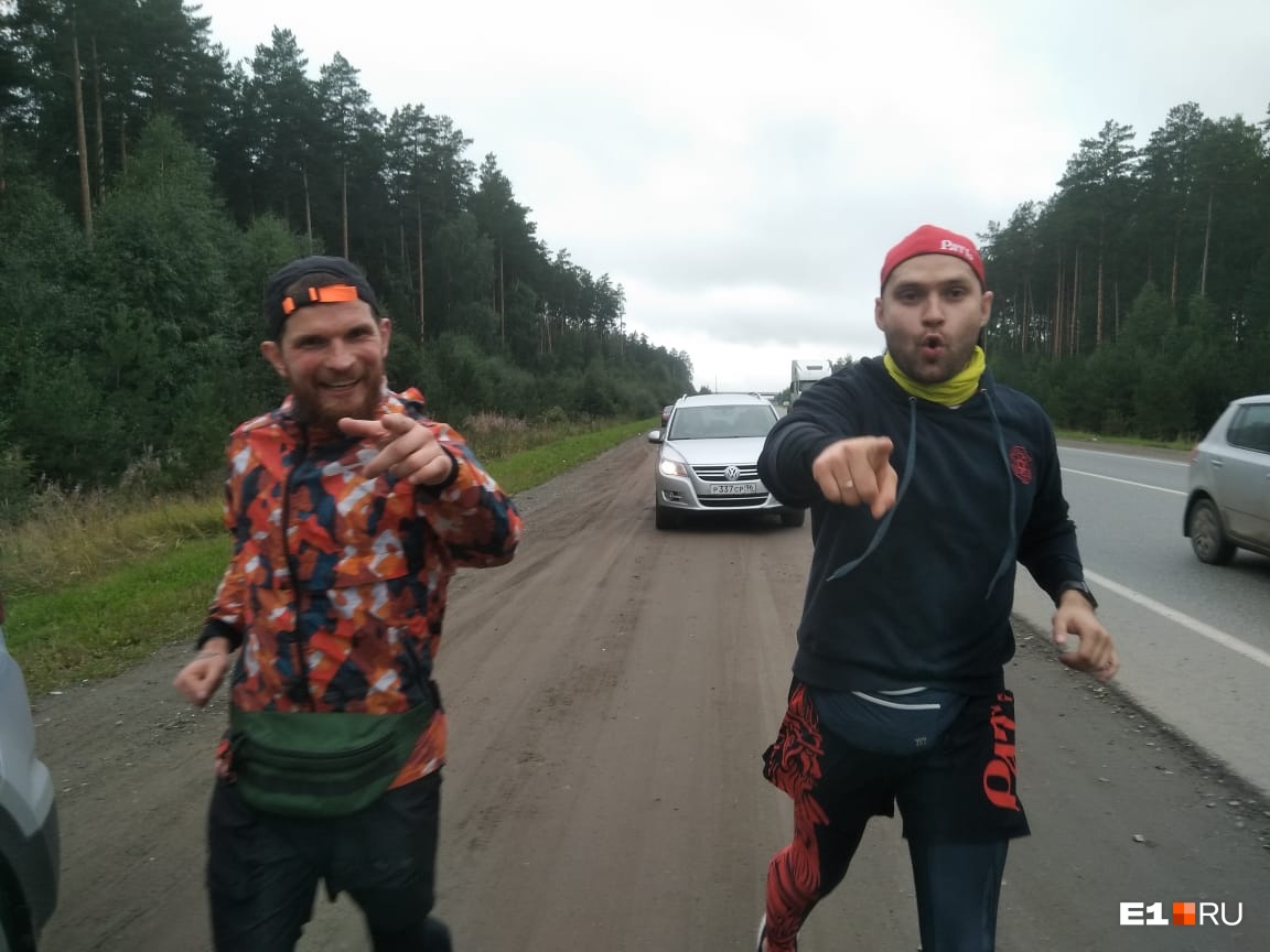 Вокруг Екатеринбурга за 14 часов: два спортсмена-любителя пробежали 96 километров по ЕКАД