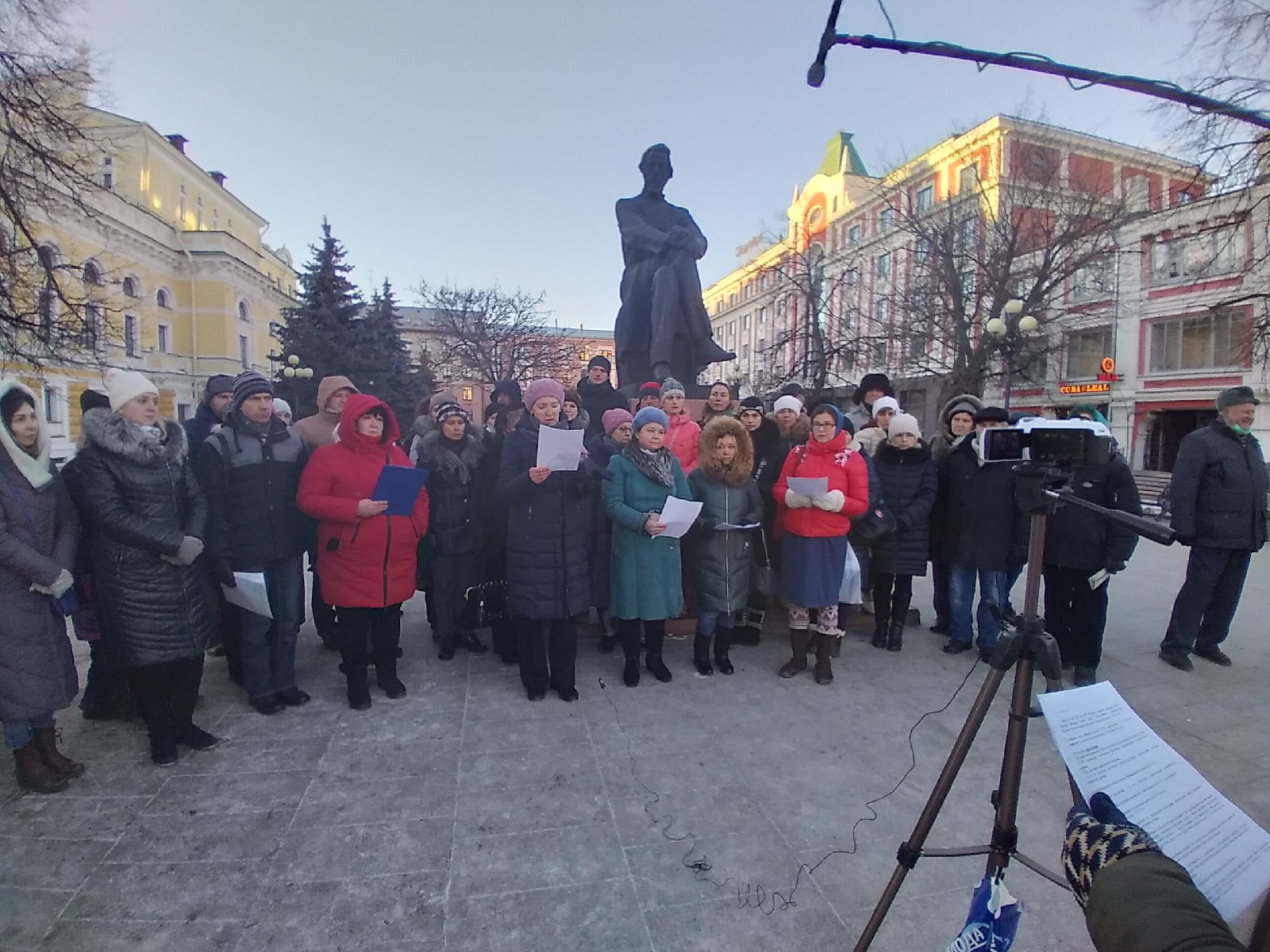 «Прекратить преступный эксперимент». Противники дистанта провели акцию протеста в Нижнем Новгороде