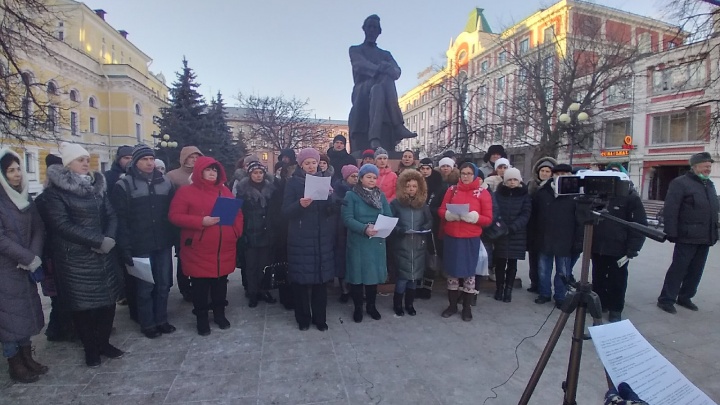 «Прекратить преступный эксперимент». Противники дистанта провели акцию протеста в Нижнем Новгороде