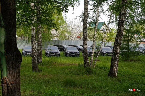 Ни следов от шин, ни колеи рядом с машинами вы не увидите. Они стоят здесь не меньше пяти-шести месяцев Ни следов от шин, ни колеи рядом с машинами вы не увидите. Они стоят здесь не меньше пяти-шести месяцев