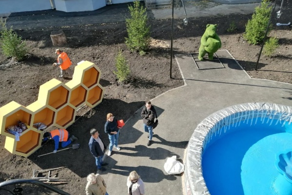 У фонтана появятся пчелиные соты и зеленый мишка У фонтана появятся пчелиные соты и зеленый мишка