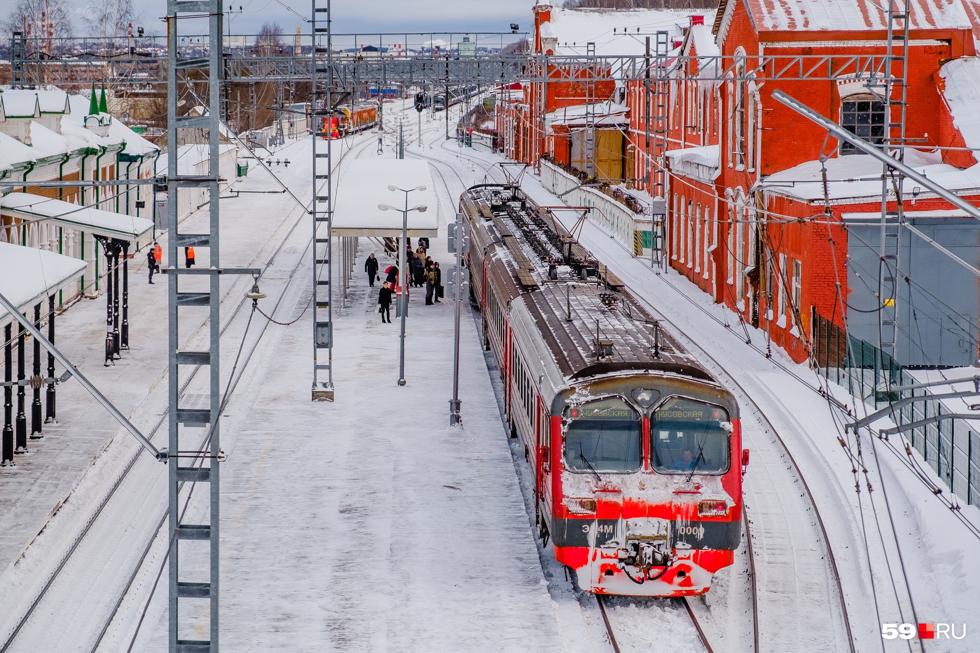 Пермь вчера. Поезд Ласточка Пермь. Новые электрички. Площадка электрички. Кама ЖД станция.