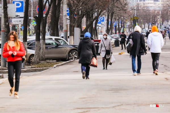 Пермяки привыкли к маскам и стараются не забывать их брать с собой Пермяки привыкли к маскам и стараются не забывать их брать с собой